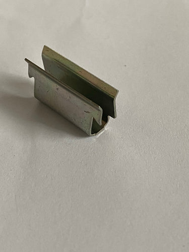 Troopcarrier sliding window retaining clip